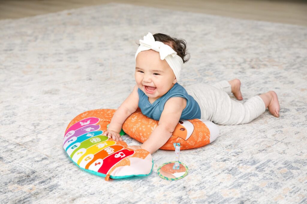 A játszósarok akkor lesz igazán hasznos, ha olyan babajátékokat helyezel el benne, amelyek segítik a mozgásfejlődést.